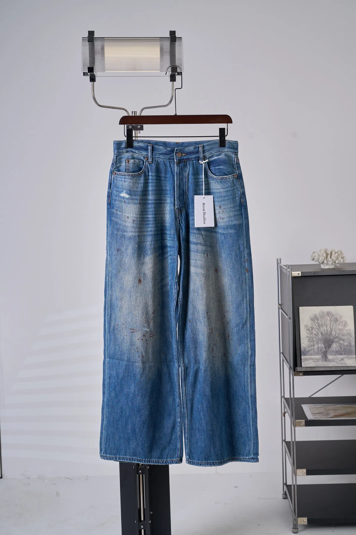 [In-Stock] Acne Studios splash-ink jeans [In Stock] Showing traces of Retro similar to those worn for many years. Hand-splashed ink/paint process. The mottled marks on the surface are completed by hand-splashing ink or paint paint process. The pattern position of each strip is slightly different. Cat whiskers and whitening details. Precise whiskering texture and partial whitening on the crotch, thighs and other areas strengthen the old visual level of Retro. Uses Classic five-bag structure, metal rivet reinforcement, leather brand logo and other details, taking into account durability and brand recognition. It is unique.